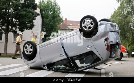 Daihatsu auto avente arrotolate in un incidente di traffico, giacente sul suo tetto, Stoccarda, Baden-Wuerttemberg, Germania, Europa Foto Stock