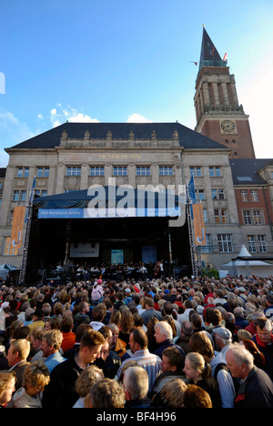 La folla in occasione di un evento presso il municipio di piazza del mercato, Kiel Week 2008, Kiel, SCHLESWIG-HOLSTEIN Foto Stock