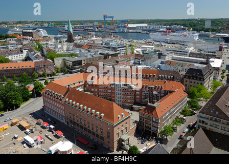 Vista sulla città di Kiel verso il fiordo interno con una nave da crociera e un Stena Line traghetto, SCHLESWIG-HOLSTEIN, Germania, euro Foto Stock