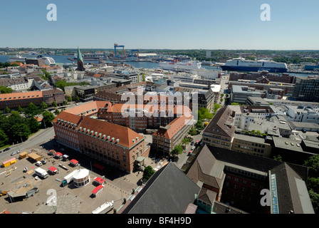 Vista sulla città di Kiel verso il fiordo interno con un inserito la nave di crociera e traghetti della Stena Line per conn svedese Foto Stock