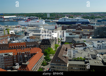 Vista sulla città di Kiel verso il fiordo interno con i traghetti della Stena Line per connessioni svedese e colorline per Foto Stock