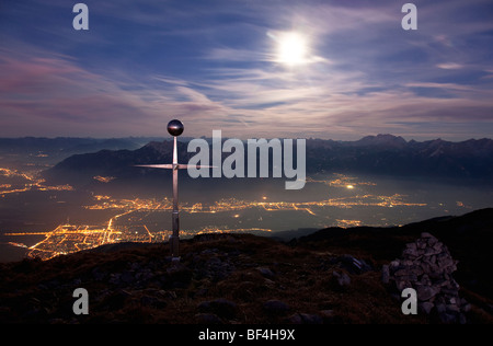 Summit croff su Mt. Margelkopf, Svizzera orientale al chiaro di luna e la luce artificiale nella Valle del Reno, Lichtenstein, Au Foto Stock