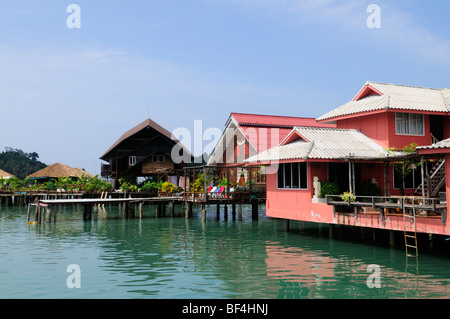 Thailandia: Trat provincia; Koh Chang: Divieto di Bangbao; case costruite su palafitte in mare Foto Stock