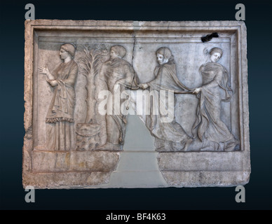 Di rilievo nel Pireo raffigurante un treno di tre ninfe di fronte a un altare. Una quarta figura femminile sta gesticolando a sinistra. Foto Stock