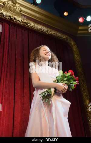 Razza mista ragazza competere nel concorso di bellezza Foto Stock