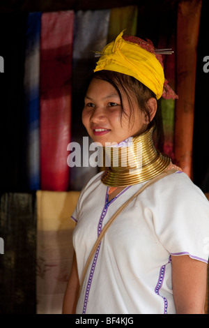 Lahu People Shi Balah Hill Tribe Thailandia, tribù delle colline thailandesi Karen lunghi colli abitanti del villaggio indossando anelli di ottone, Thaton, Ecotourisim Village Chiang mai, Asia Foto Stock