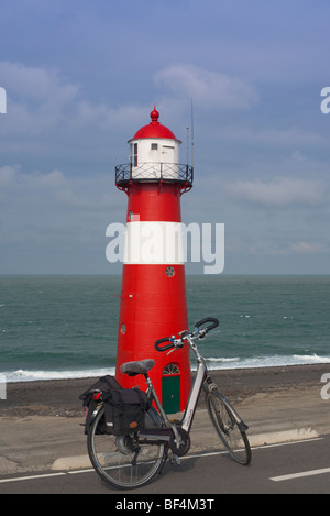 Faro e una bicicletta, Westkapelle, Zeeland, Holland, Paesi Bassi, Europa Foto Stock