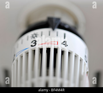 Termostato, immagine simbolica per riscaldamento o per i costi energetici Foto Stock