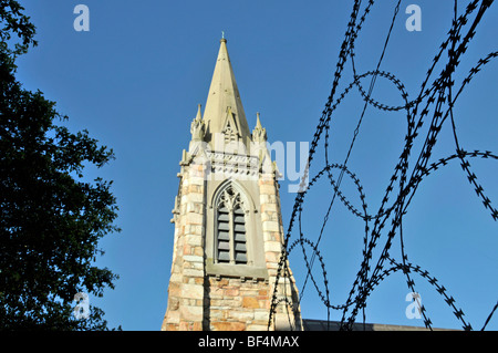 Chiesa circondata da filo spinato in Port Elizabeth, Capo orientale, Sud Africa e Africa Foto Stock