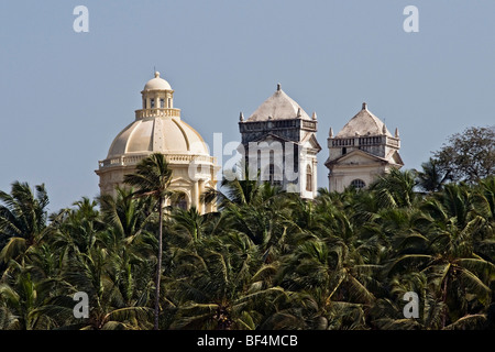 Vista della cupola e le torri della chiesa di San Gaetano, Old Goa, Velha Goa, India, Asia Foto Stock