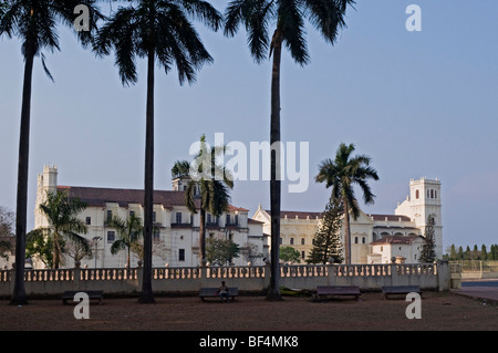 Vista dalla Basilica de Bom Jesus a Se la cattedrale e la chiesa di San Francesco di Assisi, Old Goa, Velha Goa, India, Asia Foto Stock