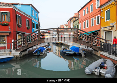Ponte sul canale, Burano, Venezia, Veneto, Italia, Europa Foto Stock
