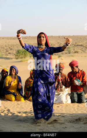 Folklore con un ballerino nel deserto di Thar vicino a Jaisalmer, Rajasthan, Nord India, India, Asia del Sud, Asia Foto Stock