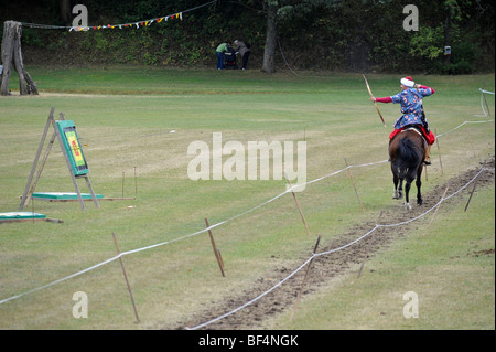 Un partecipante spara suo freccia al bersaglio a al galoppo, aprire Eocha campionato europeo 09, montato tiro con l'arco, con la steppa Foto Stock