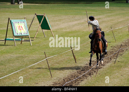 Un partecipante spara suo freccia al bersaglio a al galoppo, aprire Eocha campionato europeo 09, montato tiro con l'arco, con la steppa Foto Stock