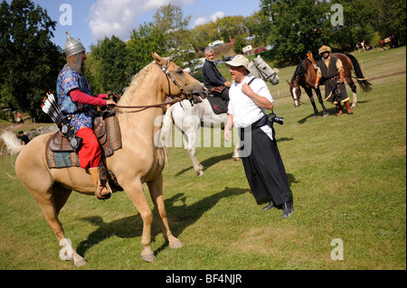 Due partecipanti in costumi tradizionali parlando, aprire Eocha campionato europeo 09, montato tiro con l'arco, steppa con piloti provenienti da Foto Stock