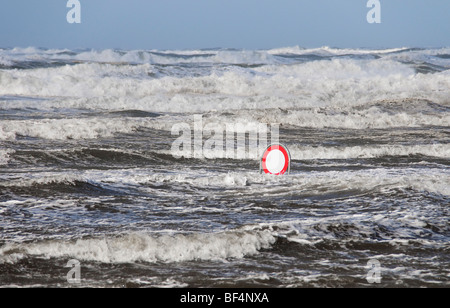 Segno di traffico sulla vettura allagata beach durante una tempesta, Mare del Nord, Vejers beach, nello Jutland, Danimarca, Europa Foto Stock