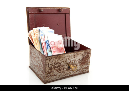 Vecchio,rusty denaro box con Euro isolato su bianco Foto Stock