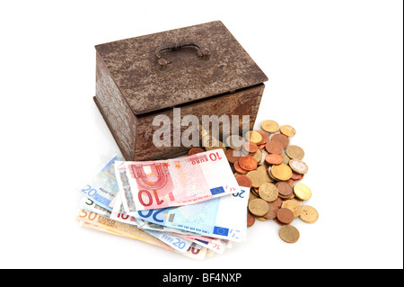 Vecchio,rusty denaro box con Euro isolato su bianco Foto Stock