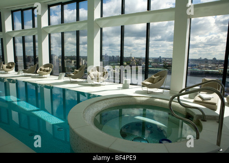 Interni moderni e di lusso con piscina, jacuzzi e Ekaterinburg cityscape visualizzazione in finestra, Russia Foto Stock