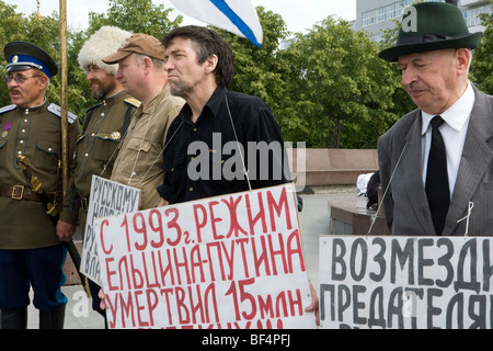 Nazionalisti russi con cartelli in piazza della città di Ekaterinburg, negli Urali, Russia Foto Stock