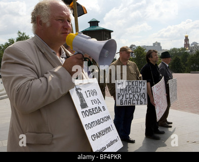 Nazionalisti russi parlando con altoparlante nella piazza della città, Ekaterinberg, Russia Foto Stock