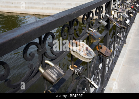 Righe di amore lucchetti di bloccaggio bloccato sulla passerella russo ringhiere, Ekaterinburg, Russia Foto Stock