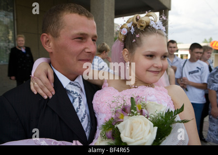 Lo sposo che trasportano sposa presso la reception, Ekaterinburg, Uralmash, Russia Foto Stock