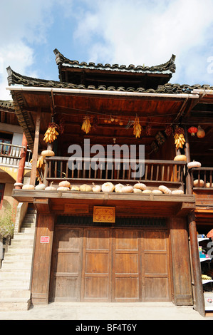 Un Miao residenza tradizionale, Nanhua, Kaili, Qiandongnan Miao e Dong prefettura autonoma, Guizhou, Cina Foto Stock