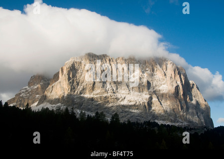 Neve fresca sul Sassolungo, 3181 m. dal Passo di Sella, Dolomiti, Italia Foto Stock