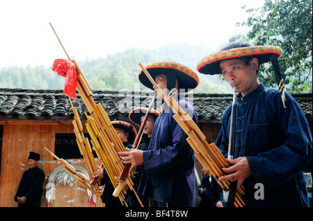 Miao musicisti suonano Lusheng, Nanhua, Kaili, Qiandongnan Miao e Dong prefettura autonoma, Guizhou, Cina Foto Stock