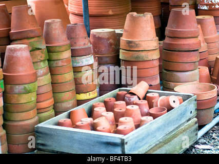 La terracotta fioriere senza impianti impilati in righe. Foto Stock