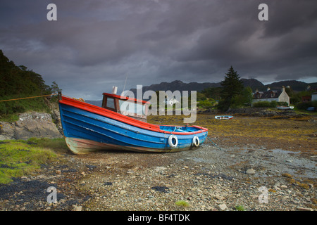 Barca da pesca con la bassa marea, Plocton, Loch Carron, North West Highlands, Scozia Foto Stock