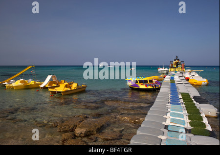 Pontile galleggiante e barche in fig tree bay protaras repubblica di Cipro in Europa Foto Stock