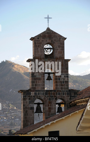 Il campanile della chiesa di San Blas, Plaza de San Blas, Cusco Inca, liquidazione Liquidazione Quechua, Perù, Sud America, Latino Foto Stock