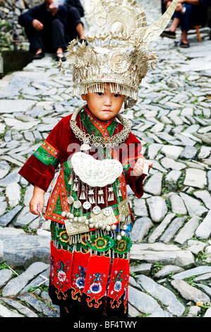 Miao minoranza etnica giovane ragazza indossando il costume tradizionale, Superiore Langde Miao Village, Leishan County, Guizhou, Cina Foto Stock