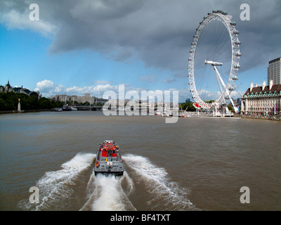 Vista di un viaggio in barca lungo il fiume Tamigi, passato il London Eye, presi da Westminster Bridge Foto Stock