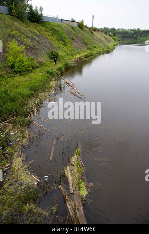 Un fiume inquinato negli Urali Foto Stock