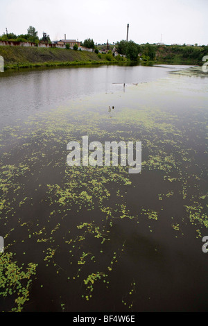 Un fiume inquinato negli Urali Foto Stock