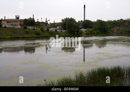 Un fiume inquinato negli Urali Foto Stock