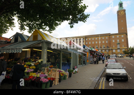 Mercato di Norwich Norfolk con civic center dietro Foto Stock