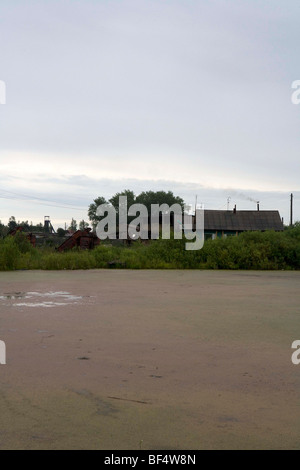 Un fiume inquinato negli Urali Foto Stock