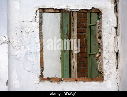 Finestra di imbiancato casa abbandonata, Urali, Russia Foto Stock