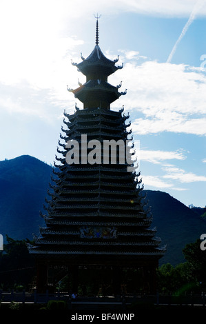 La torre del tamburo di Dong Chejiang village, Rongjiang County, Qiandongnan Miao e Dong prefettura autonoma, Guizhou, Cina Foto Stock