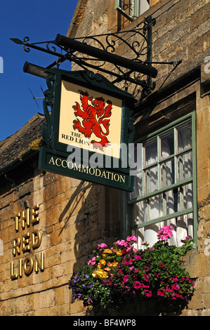 Guesthouse e hotel segno, il Red Lion, 6 inferiore di High Street, Chipping Campden, Gloucestershire, England, Regno Unito, Europa Foto Stock