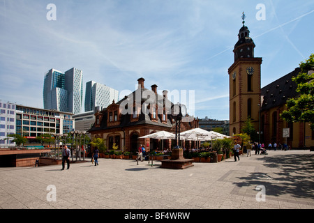 Hauptwache, ex guardia-house, di fronte alla torre di uffici progetto Palais Quartier, Thurn und Taxis Square, Frankfurt am Main Foto Stock