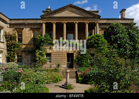 Giardino e costruire con colonne a Kiftsgate Court Gardens, fine del XIX secolo, mickleton, Chipping Campden, Gloucestershire, E Foto Stock