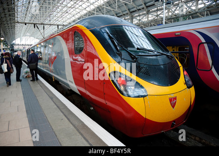 Intercity Express treno tilt azionato da Virgin Trains: un treno pendolino in corrispondenza di una stazione. Fai clic per i dettagli. Foto Stock