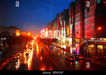 Joy City Shopping Mall di notte, Xidan, Pechino, Cina Foto Stock