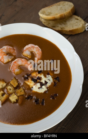 Zuppa di pesce, soupe de Poisson, con gamberetti, crostini e Dulse (Palmaria palmata), un alga rossa Foto Stock